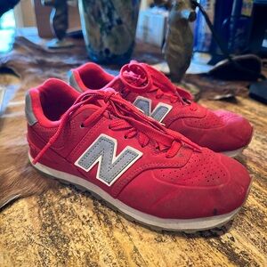 Great condition fun red classic New Balance- unisex!